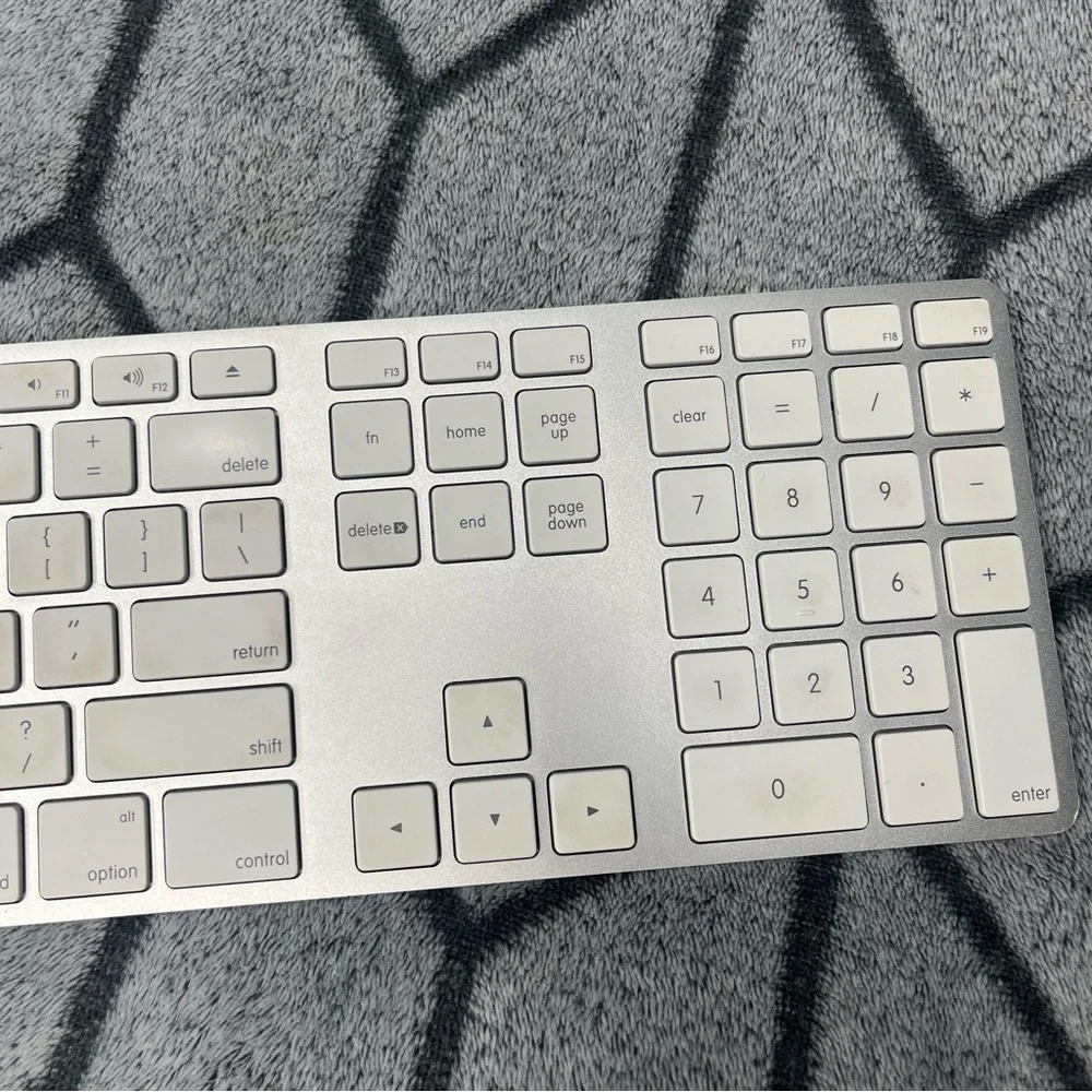 Apple A1243 Wired USB Keyboard w Numeric Keypad V